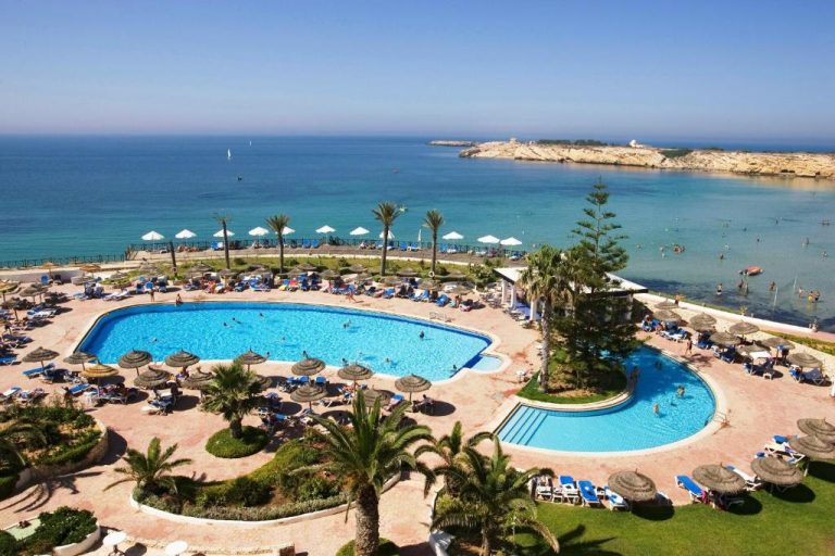Piscina exterior con tumbonas y palmeras del Regency Hotel & Spa con vistas al mar Mediterráneo