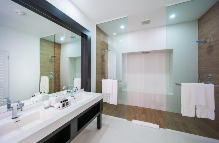 Baño de lujo con ducha de cristal y doble lavabo en S Hotel Montego Bay All-Inclusive