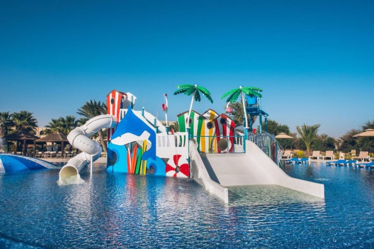Parque acuático infantil con toboganes y piscina de colores en Iberostar Waves Mehari Djerba
