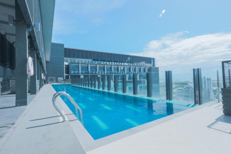 Piscina infinita en la azotea del Bai Hotel Cebu con vistas panorámicas a la ciudad de Cebú