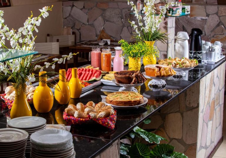 Amplio buffet de desayuno con frutas, jugos, panes y pasteles en el Castelo Beach Hotel