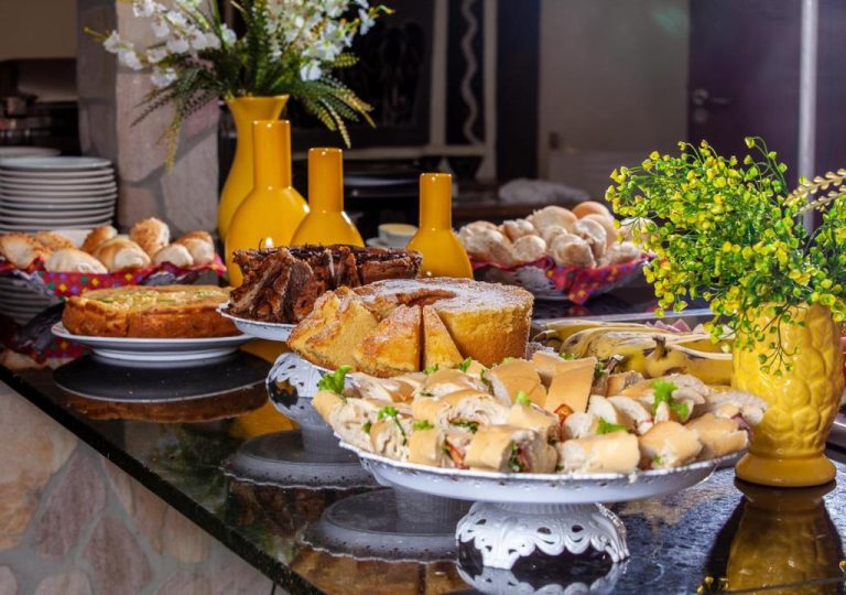 Amplio buffet de desayuno con pasteles, sándwiches y bollería del Castelo Beach Hotel