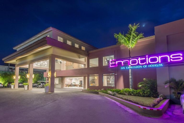 Fachada nocturna iluminada del hotel Emotions by Hodelpa Puerto Plata con entrada principal