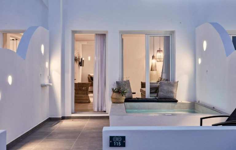 Terraza privada con piscina plunge pool de la suite 115 en Callia Retreat Suites Adults Only Santorini