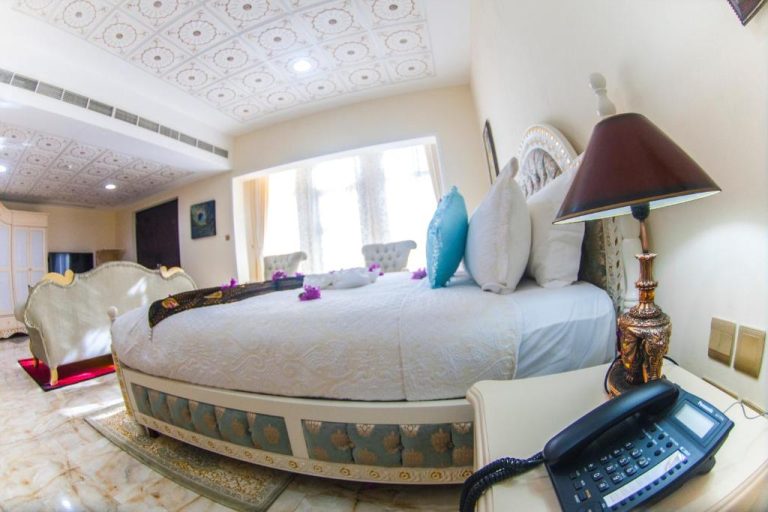 Suite de lujo con cama redonda y decoración oriental en Madinat Al Bahr Business & Spa Hotel