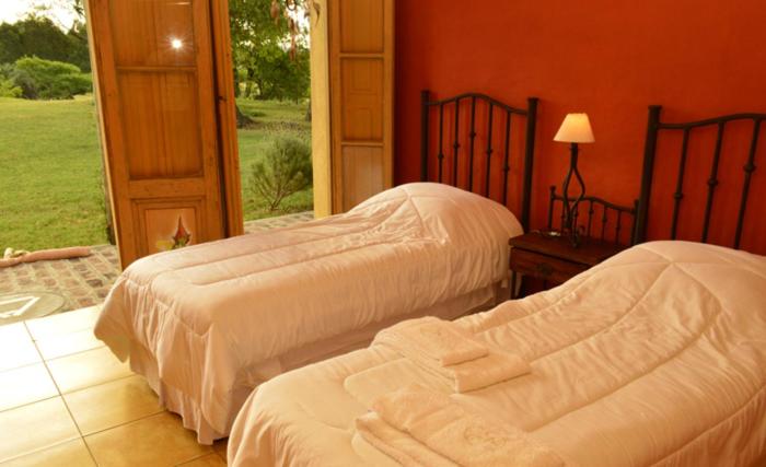Habitación twin con dos camas individuales y vista al jardín en Alquimia Posada