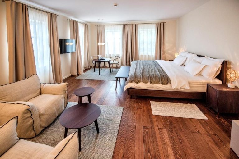 Suite espaciosa con cama doble, suelo de madera y zona de estar del Boutique Hotel Boškinac