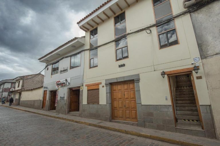 Fachada exterior del Casa Matara Boutique en Cusco con calle adoquinada y arquitectura colonial peruana