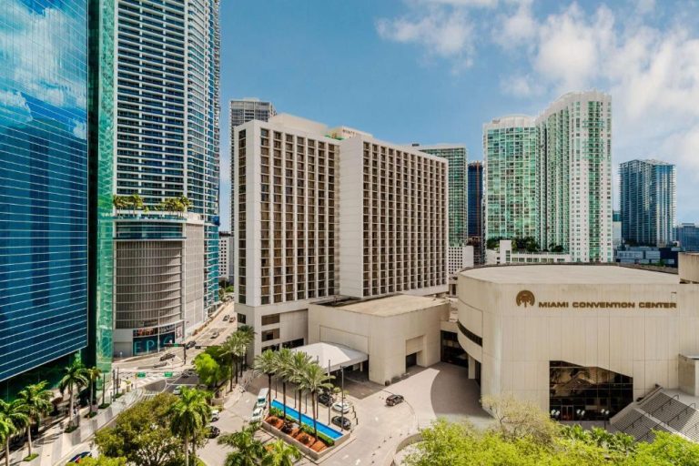 Vista exterior del Hyatt Regency Miami junto al Miami Convention Center en el centro de la ciudad