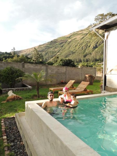Familia disfrutando de la piscina exterior privada de La Casta con vistas a la montaña