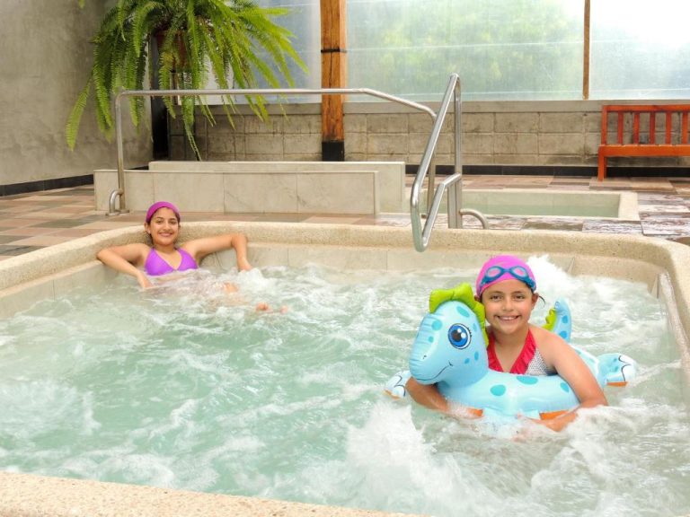 Niñas disfrutando del jacuzzi interior con flotador en el Hotel La Casta