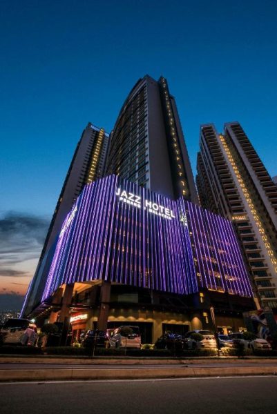 Fachada exterior iluminada con luces led moradas del Jazz Hotel Penang al anochecer