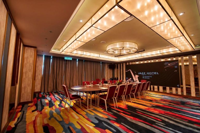 Sala de reuniones con mesa central y pantalla de proyección en Jazz Hotel Penang, Malasia