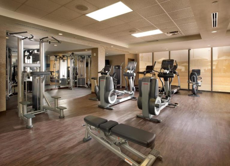 Gimnasio completamente equipado con máquinas cardio y de musculación en EB Hotel Miami Airport