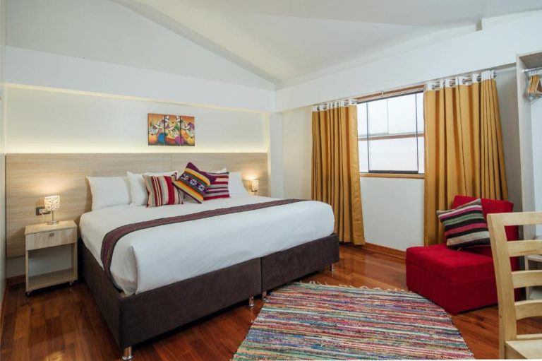 Habitación doble superior con cama king size y decoración andina en Casa Matara Boutique