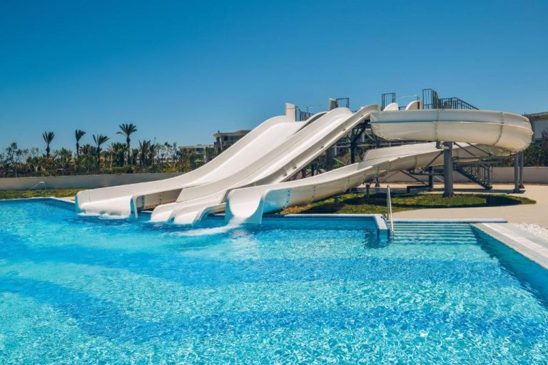 Toboganes acuáticos y piscina exterior del Iberostar Selection Kuriat Palace en Túnez