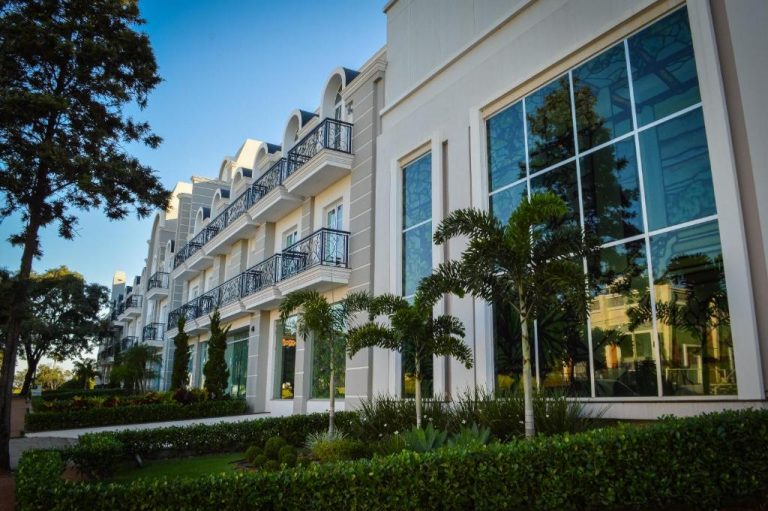 Fachada exterior del Bisinii Boutique Hotel con balcones de hierro forjado y jardines tropicales