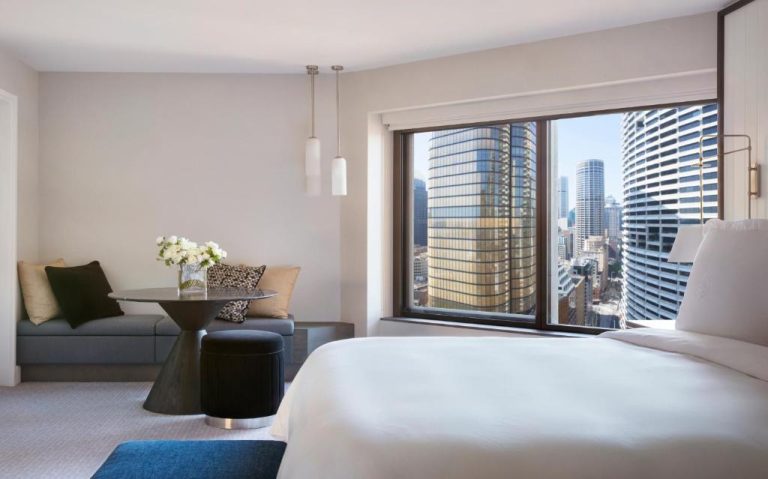 Habitación de lujo con cama doble y vistas al skyline de Sídney en el Four Seasons Hotel Sydney