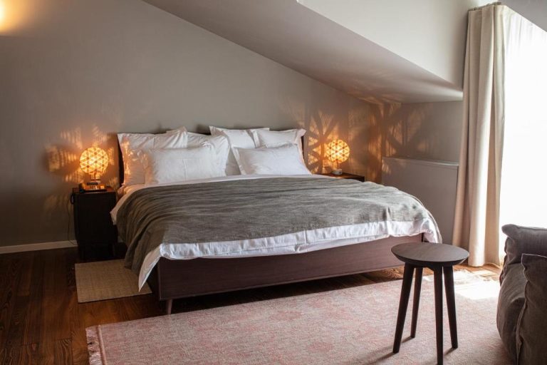 Habitación doble de lujo con lámparas decorativas y techo abuhardillado en Boutique Hotel Boškinac