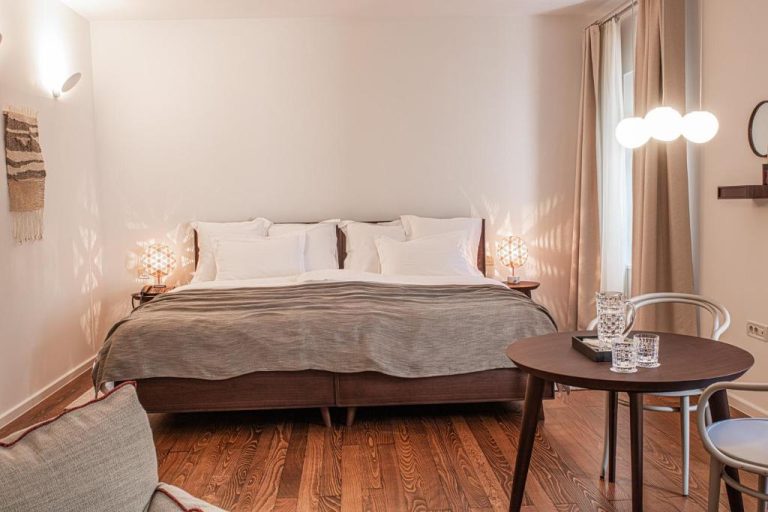 Habitación doble con cama king size y suelo de madera en Boutique Hotel Boškinac