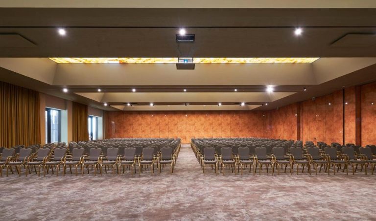 Salón de conferencias con filas de sillas y proyector del Savoy Palace Leading Hotels of the World