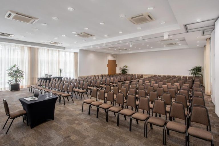 Sala de conferencias con sillas en teatro del Intercity Florianópolis para eventos y reuniones de negocios
