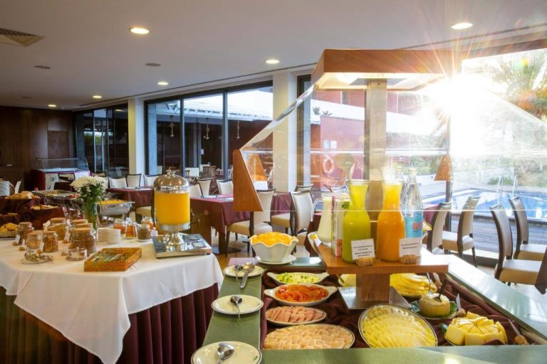 Amplio buffet de desayuno con zumos frescos y variedad de alimentos en el Antillia Hotel