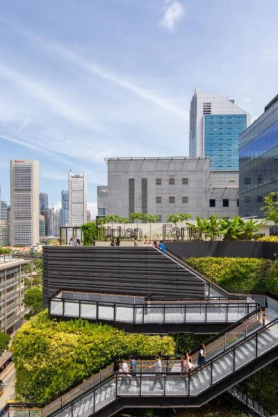 Terraza Urban Farm con jardines verdes y vistas al skyline urbano en lyf Funan Singapore