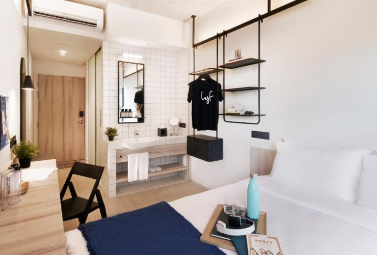 Habitación tipo estudio moderna con área de lavabo y estantería en lyf Funan Singapore