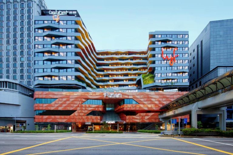 Fachada exterior del hotel lyf Funan Singapore con el centro comercial Funan en Singapur
