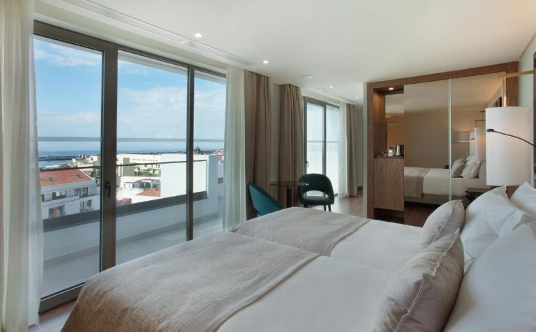 Habitación doble con camas twin y vistas al mar en el Madeira TURIM Santa Maria Hotel