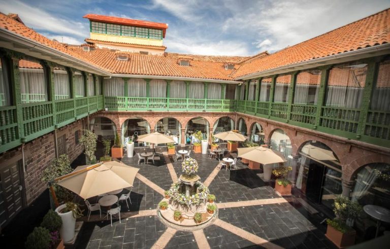 Patio colonial interior con fuente central y terraza del Aranwa Cusco Boutique Hotel en Perú
