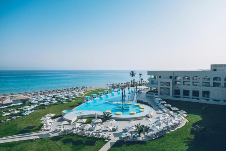 Vista aérea de la piscina exterior con tumbonas y playa del Iberostar Selection Kuriat Palace