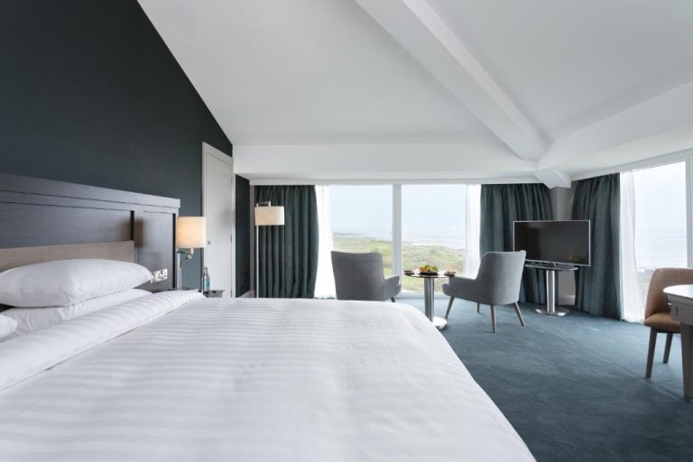Habitación superior con cama king y vistas al mar en el Connemara Coast Hotel, Irlanda