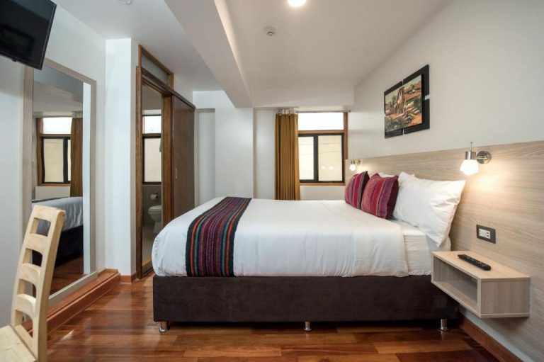 Habitación con cama matrimonial y suelo de madera en Casa Matara Boutique Hotel