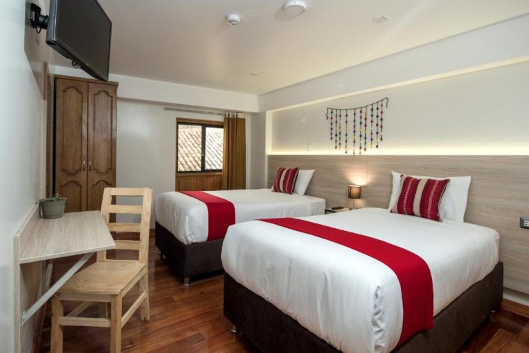 Habitación doble con dos camas y decoración andina en Casa Matara Boutique Hotel