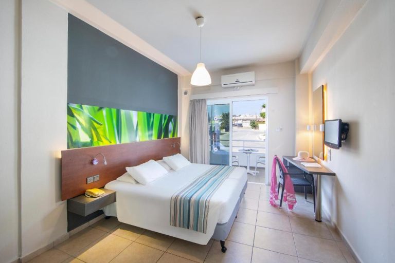 Habitación doble moderna con terraza y vistas exteriores en el hotel Mayfair Gardens