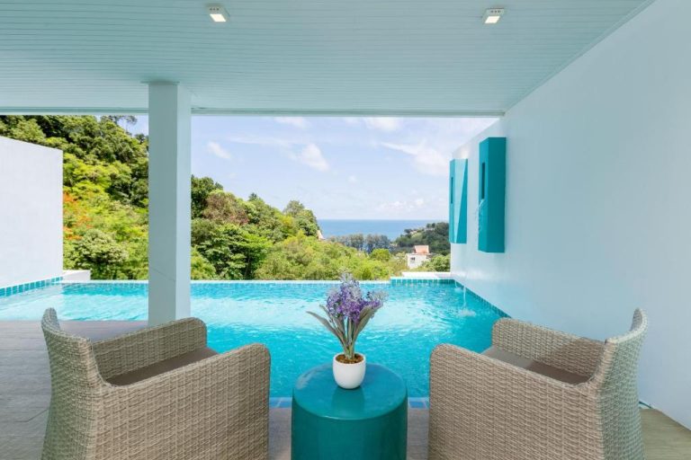 Piscina infinita con vistas al mar y zona lounge del Amala Grand Bleu Resort Hilltops en Phuket