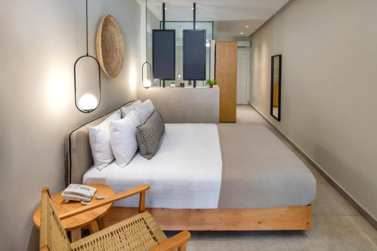 Habitación doble de diseño minimalista con cama king size en Callia Retreat Suites Adults Only
