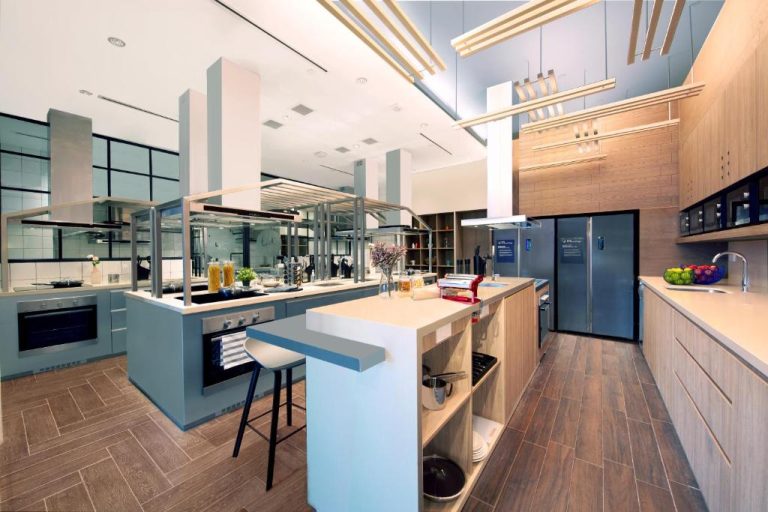 Cocina compartida moderna con isla central y electrodomésticos en lyf Funan Singapore