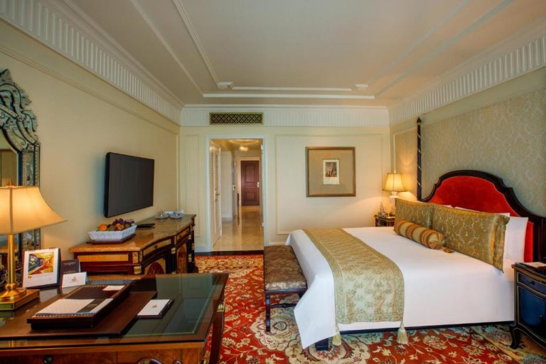 Lujosa habitación deluxe con cama king size y decoración clásica en The Leela Palace New Delhi