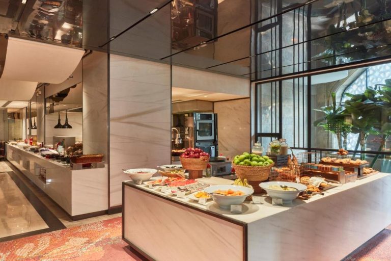 Amplio buffet de desayuno con frutas frescas y repostería en el restaurante del Taj Mahal Tower Mumbai