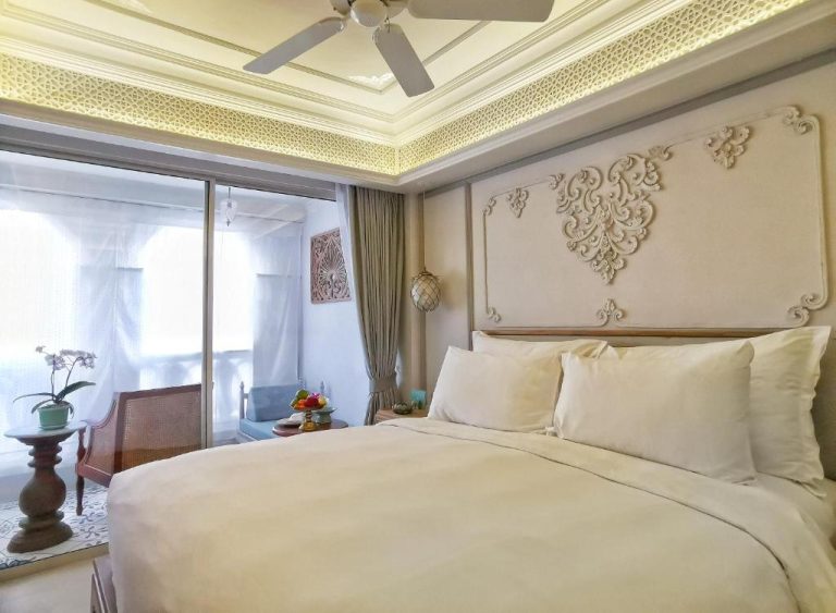 Habitación doble de lujo con cama king y cabecero tallado en blanco del hotel The Inside House