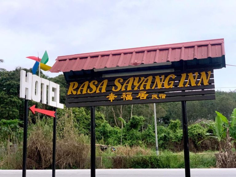 Cartel de entrada del Hotel Rasa Sayang Artisan Inn Jelebu con letrero en inglés y chino