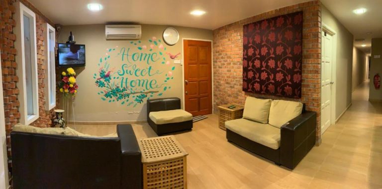 Sala de estar acogedora con sofás y mural Home Sweet Home en Hotel Rasa Sayang Artisan Inn Jelebu