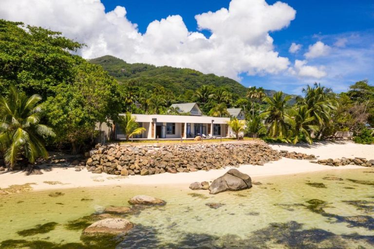 Villa La Desirade con acceso directo a la playa de arena blanca y aguas cristalinas en Seychelles