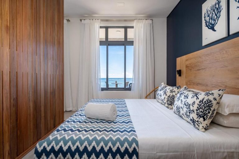 Habitación doble con cama grande y vista al mar en Hotel La Desirade, decoración náutica en azul y madera