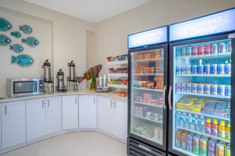 Tienda de snacks y bebidas frías con helados y refrescos en Holiday Inn Express & Suites Nassau