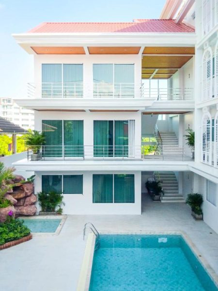 Piscina exterior con cascada decorativa de la villa Peranakan House con terrazas y vistas