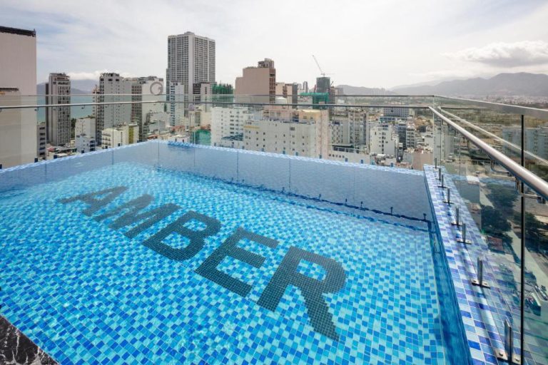 Piscina infinita en la azotea del Amber Hotel managed by HT con vistas panorámicas a la ciudad